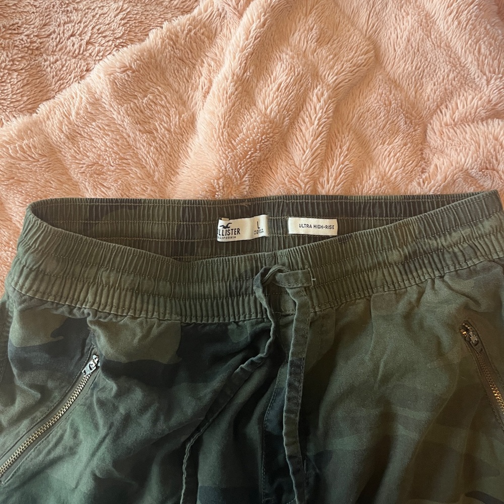 Hollister Camo Jogger Pants. L